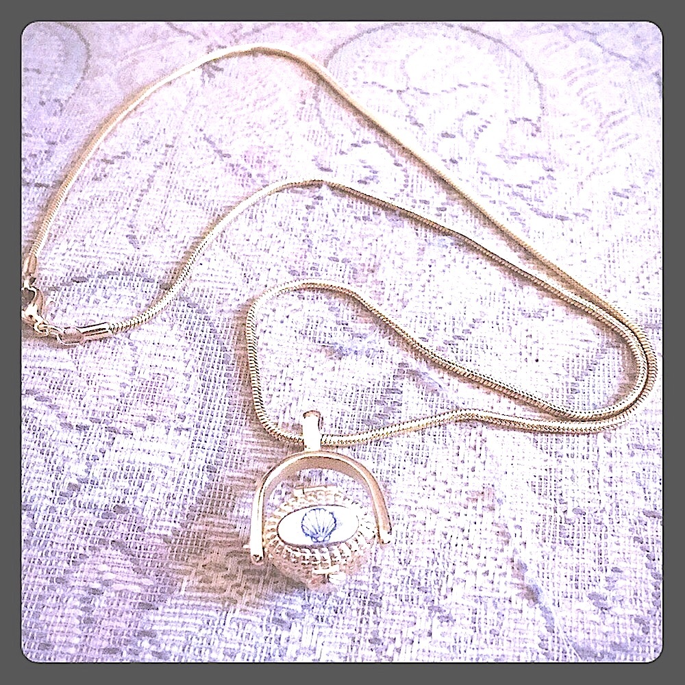 Vintage 24 kt gold sea shell locket necklace